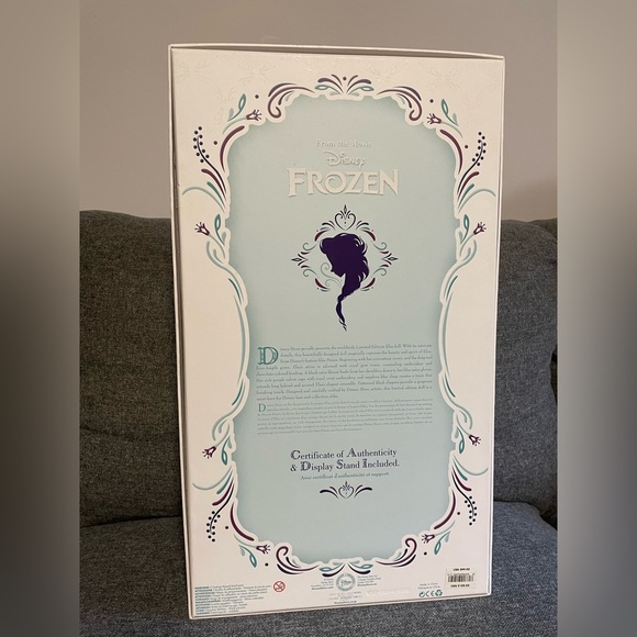 Limited edition 1 of 5000 17” Elsa coronation doll - Picture 3 of 7